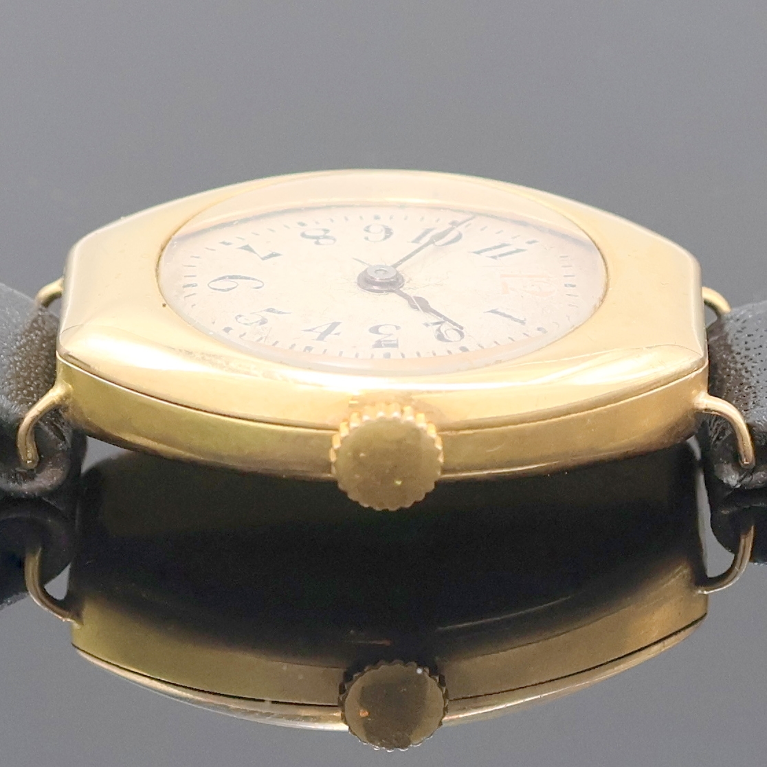Detail c: Frühe tonneau-förmige Armbanduhr in RoseG 585/000, Schweiz um 1915, Handaufzug, glattes 2-tlg. Geh., Lünette aufgedr., silb. Zifferbl. pat., arab. ...