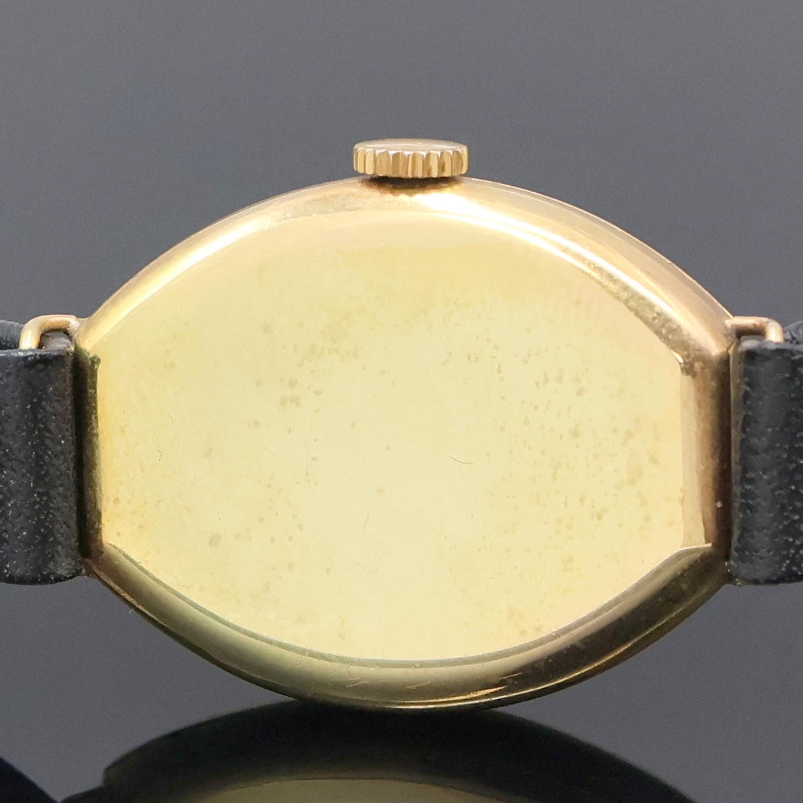 Detail d: Frühe tonneau-förmige Armbanduhr in RoseG 585/000, Schweiz um 1915, Handaufzug, glattes 2-tlg. Geh., Lünette aufgedr., silb. Zifferbl. pat., arab. ...