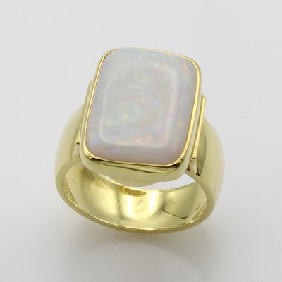27006241a - Ring mit Opal, GG 585/000, rechteckiger Opal ca. 8.5 ct, RW ca. 56 Schätzpreis: 3600, - ...