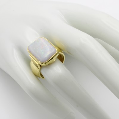 27006241b - Ring mit Opal, GG 585/000, rechteckiger Opal ca. 8.5 ct, RW ca. 56 Schätzpreis: 3600, - ...
