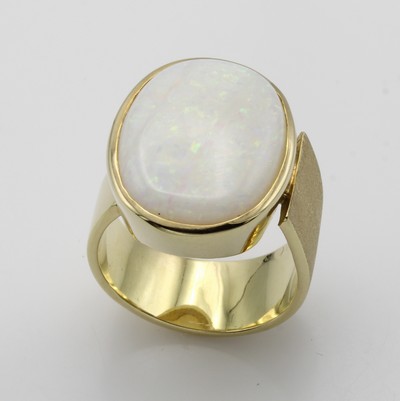27006243a - Ring mit Opal, GG 585/000, Schiene z.T. matt. u. asymmetrisch anges., ovaler Opal ca. ...