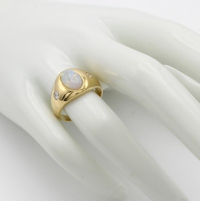 27006252b - Ring mit Opal und Brillanten, GG 750/000, ovaler Opal ca. 1.8 ct, 2 Brill. zus. ca. 0.26 ...