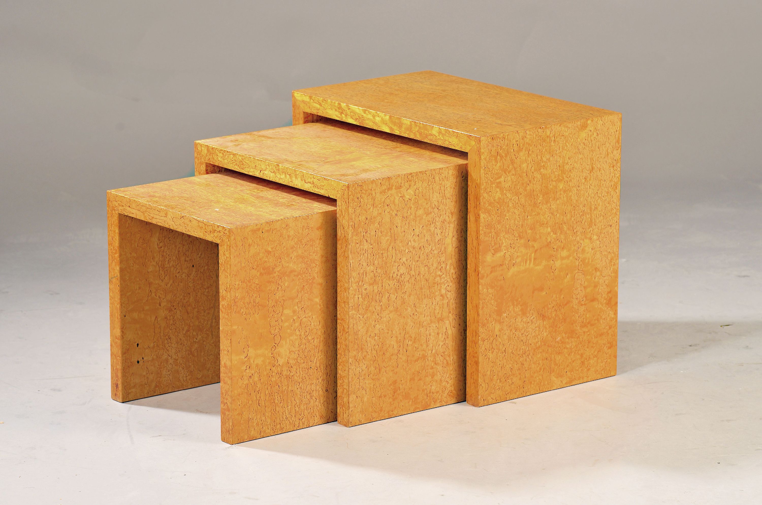 Image 27006359 - Dreiersatz Tische, 20. Jh., karelisches Birkenfurnier, 45x50x30cm / 40x42x30cm / ...