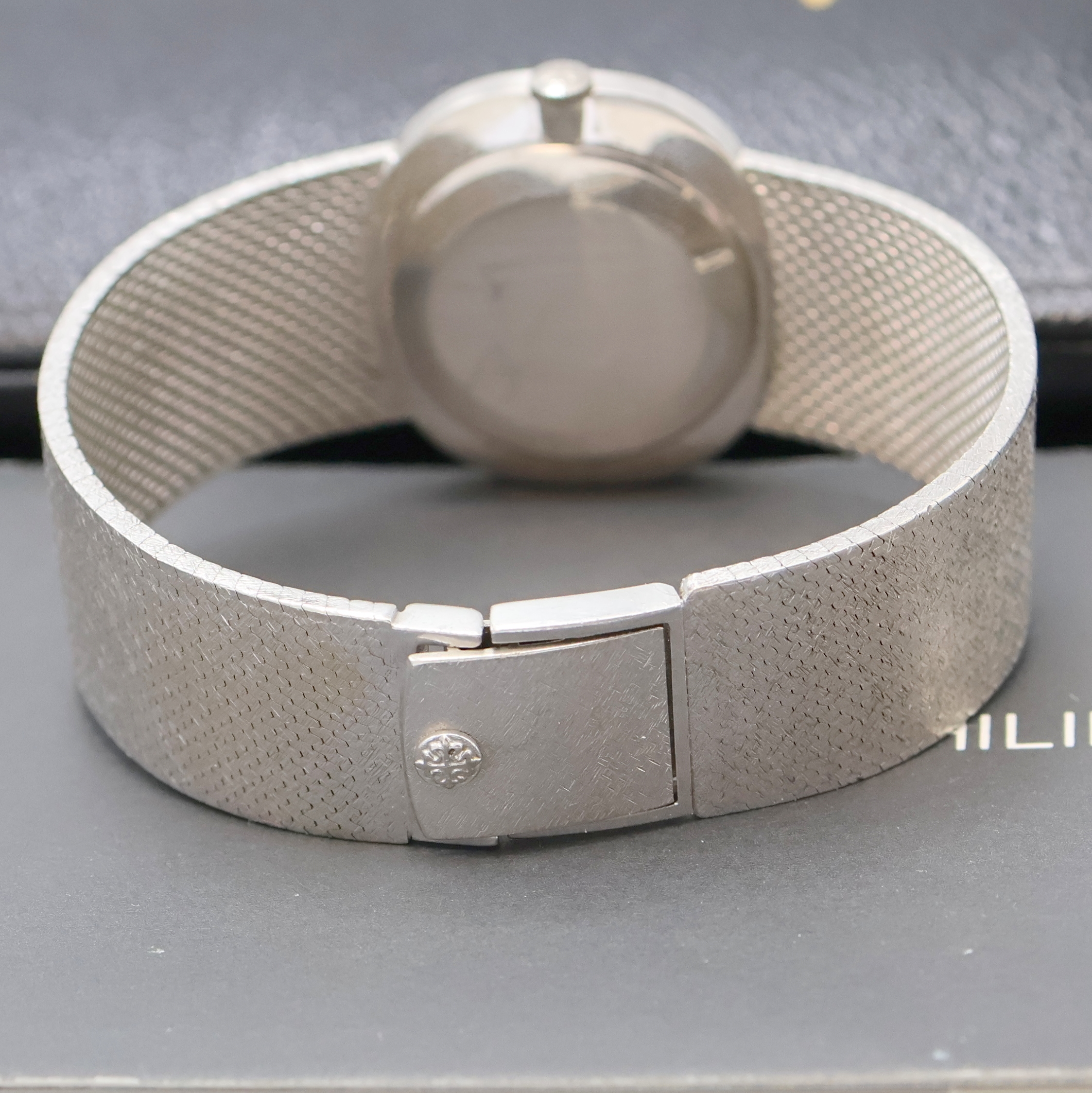 Detail c: PATEK PHILIPPE Herrenarmbanduhr Referenz 3545 in WG 750/000 mit original Box und Papier, Schweiz verk. Sept. 1974, Handaufzug, 3-tlg. Geh., Boden u. ...