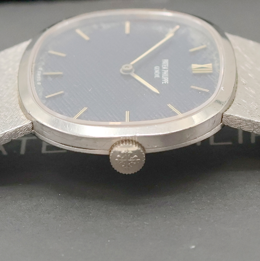 Detail d: PATEK PHILIPPE Herrenarmbanduhr Referenz 3545 in WG 750/000 mit original Box und Papier, Schweiz verk. Sept. 1974, Handaufzug, 3-tlg. Geh., Boden u. ...