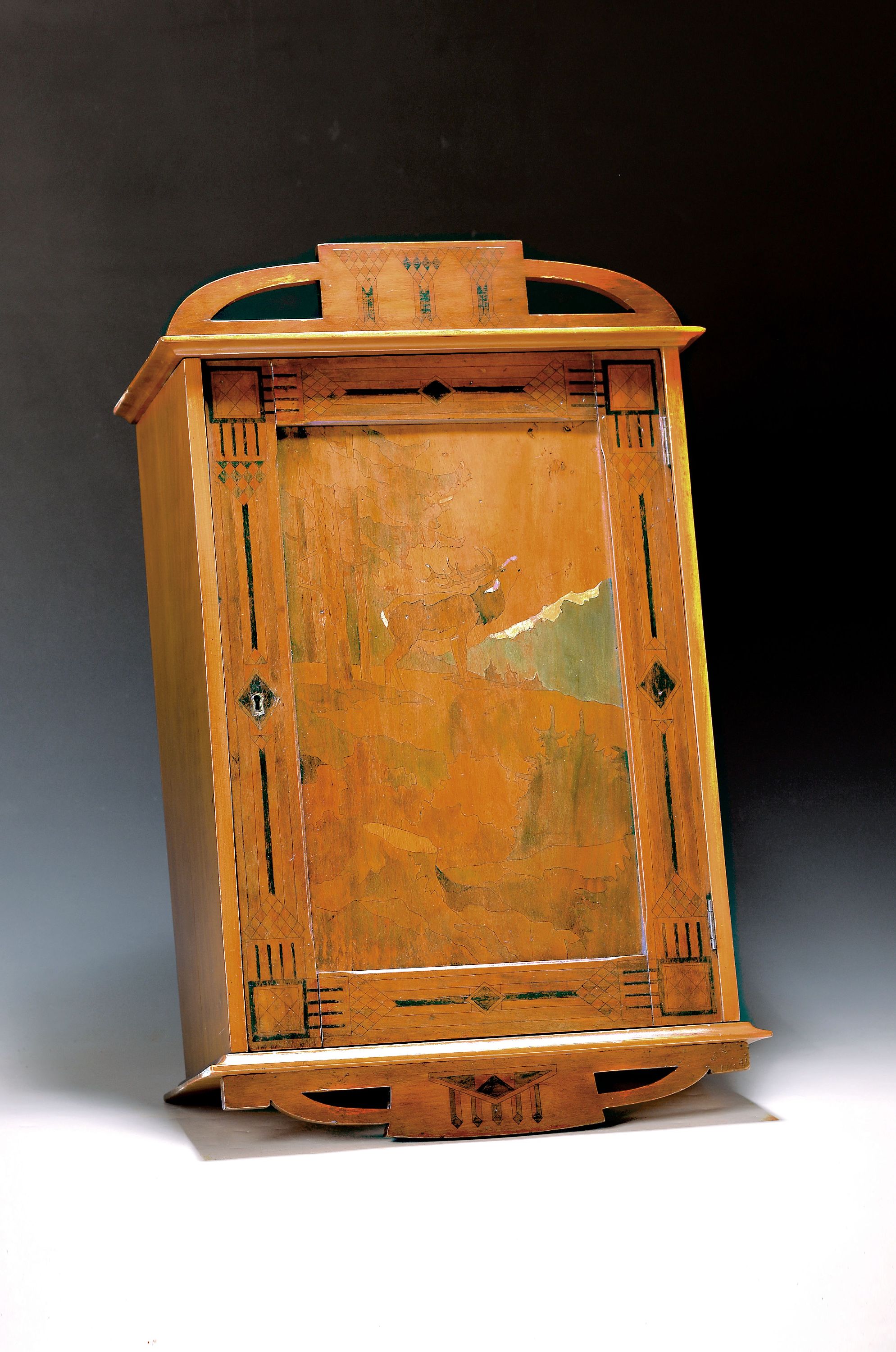 Image 27006384 - Wandschränkchen, Jugendstil, um 1900, , Obstholz massiv. Bemalter Dekor: Röhrender ...