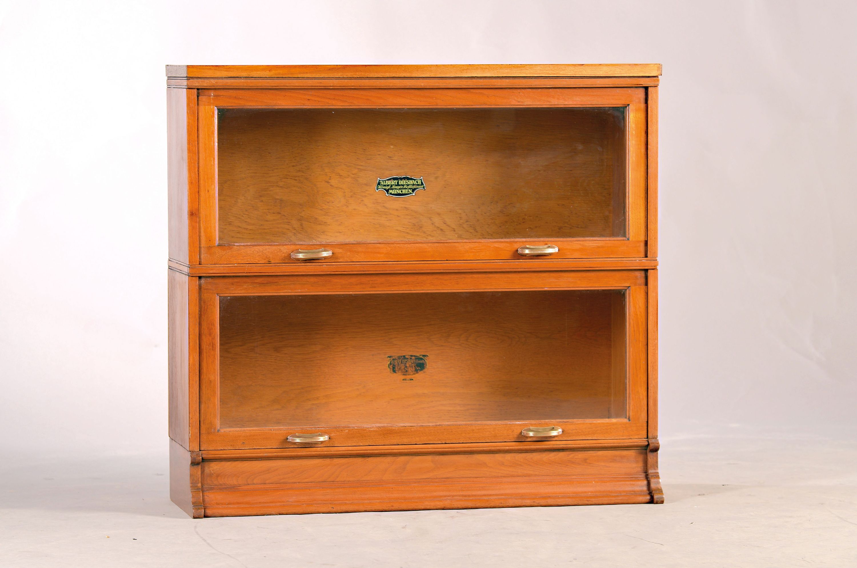 Image 27006385 - Zweiteiliges Bücherregal, deutsch, um, 1910, Nussbaum, verglast, nach oben ...