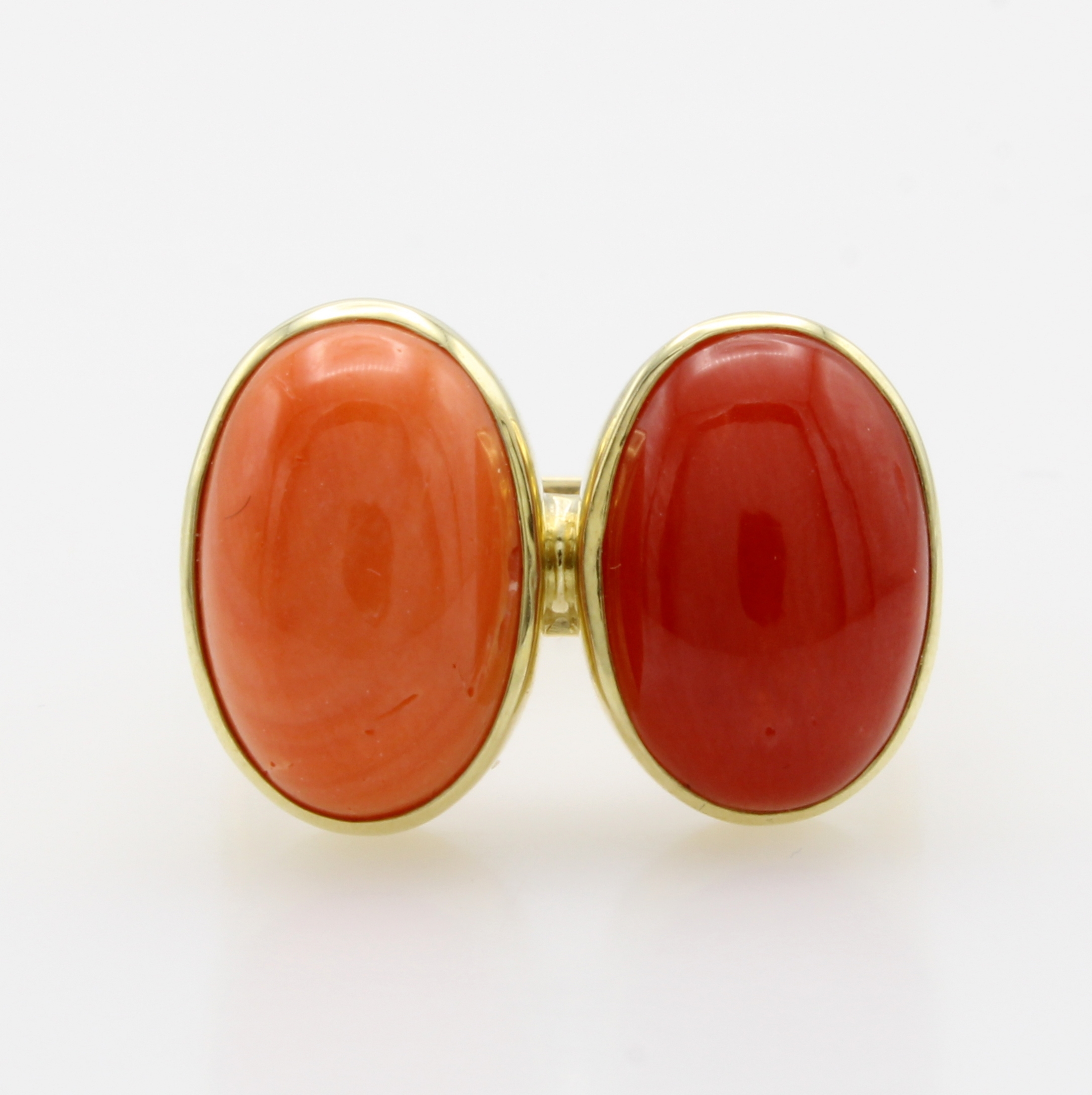 Image 27006390 - Ring mit Korallen, GG 585/000, 2 ovale Korallen in versch. Rottönen zus. ca. 7 ct, RW ...