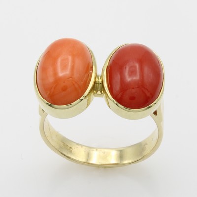 27006390a - Ring mit Korallen, GG 585/000, 2 ovale Korallen in versch. Rottönen zus. ca. 7 ct, RW ...