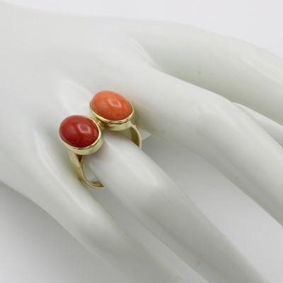 27006390b - Ring mit Korallen, GG 585/000, 2 ovale Korallen in versch. Rottönen zus. ca. 7 ct, RW ...