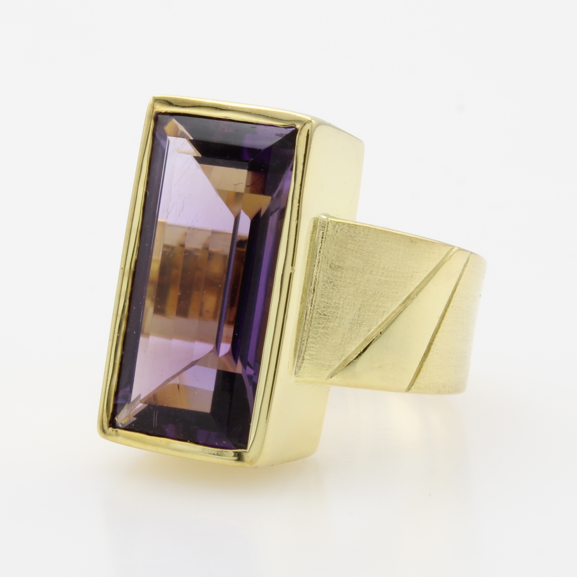 Image 27006425 - Ring mit Amethyst, GG 585/000, Schiene z.T. matt. u. asymmetrisch anges., rechteckiger ...