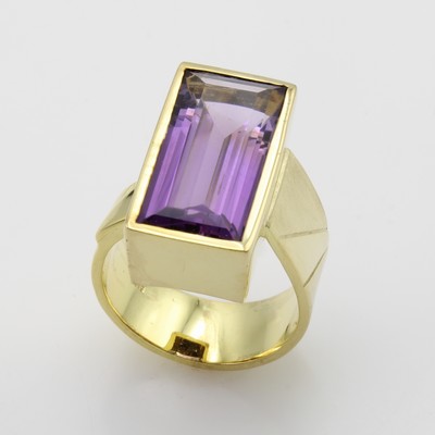 27006425b - Ring mit Amethyst, GG 585/000, Schiene z.T. matt. u. asymmetrisch anges., rechteckiger ...