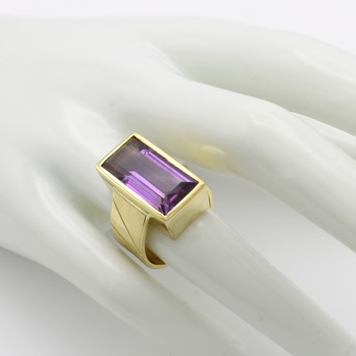 27006425c - Ring mit Amethyst, GG 585/000, Schiene z.T. matt. u. asymmetrisch anges., rechteckiger ...