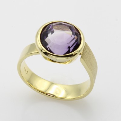 27006427a - Ring mit Amethyst, GG 585/000, Schiene z.T. matt. u. asymmetrisch anges., runder ...