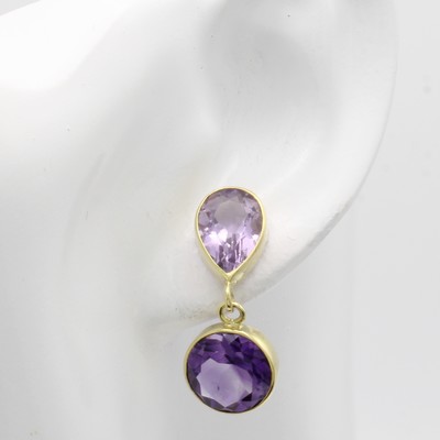 27006428a - Paar Ohrgehänge mit Amethysten, GG 585/000, 2 tropfenf. u. 2 runde Amethyste zus. ca. ...