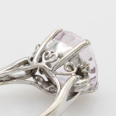 27006429a - Ring mit Kunzit und Brillanten, WG 585/000, runder Kunzit ca. 8.2 ct, 4 Brill. zus. ca. ...