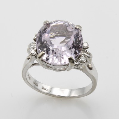 27006429b - Ring mit Kunzit und Brillanten, WG 585/000, runder Kunzit ca. 8.2 ct, 4 Brill. zus. ca. ...