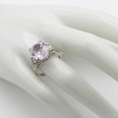 27006429c - Ring mit Kunzit und Brillanten, WG 585/000, runder Kunzit ca. 8.2 ct, 4 Brill. zus. ca. ...