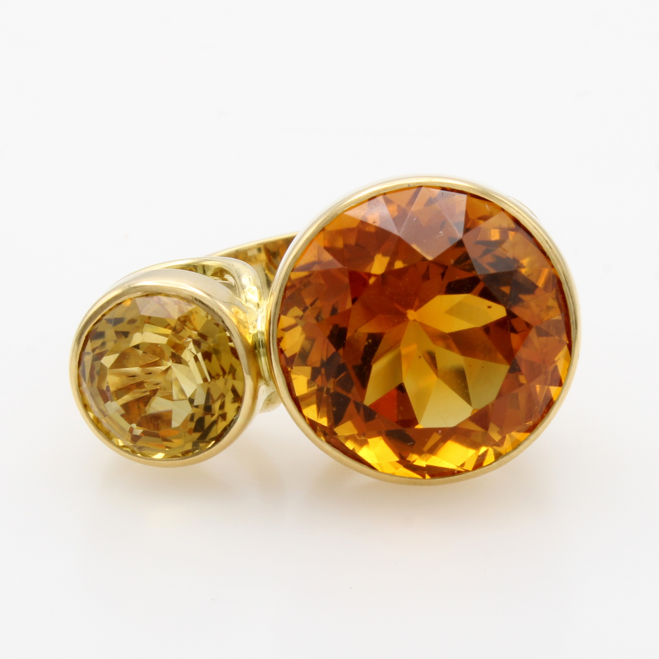 Image 27006841 - Ring mit Citrinen, GG 750/000, 2 Citrine in versch. Farbtönen zus. ca. 22 ct, RW ca. 55 ...