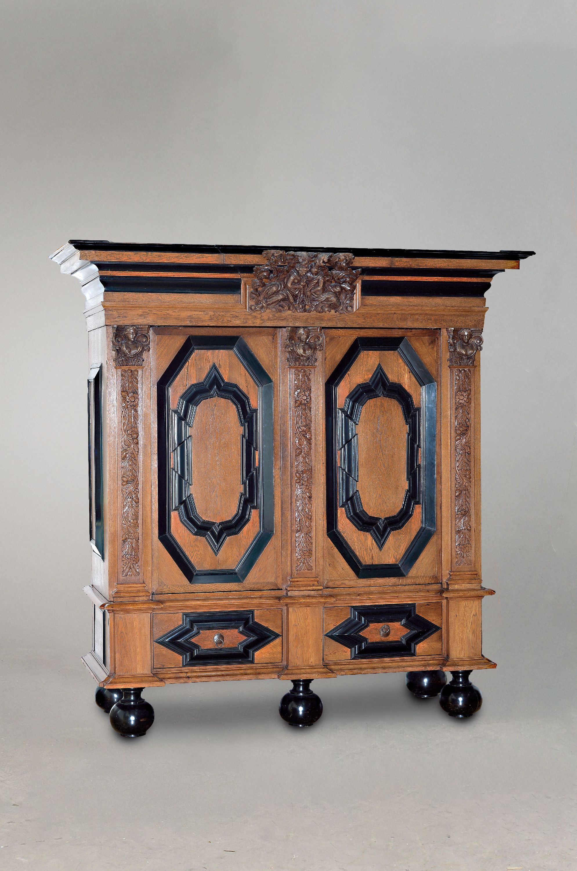 Image 27006884 - Hallenschrank, sog. ´Hamburger Schapp´, 18.Jh., Eiche, zweitürig, Seitenlisenen und ...