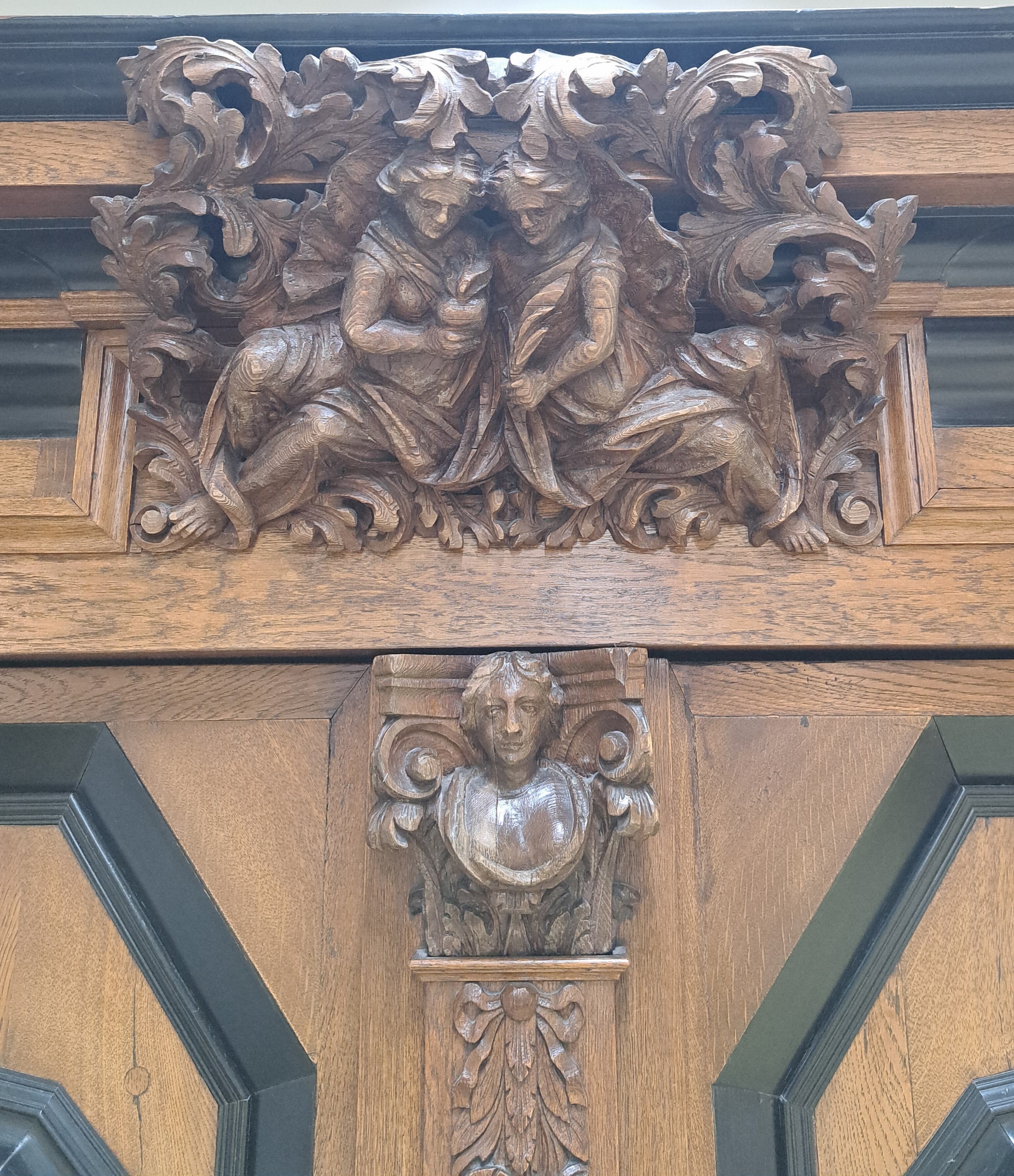 Detail b: Hallenschrank, sog. "Hamburger Schapp", 18.Jh., Eiche, zweitürig, Seitenlisenen und Schlagleiste jeweils paarig mit erhabener ...