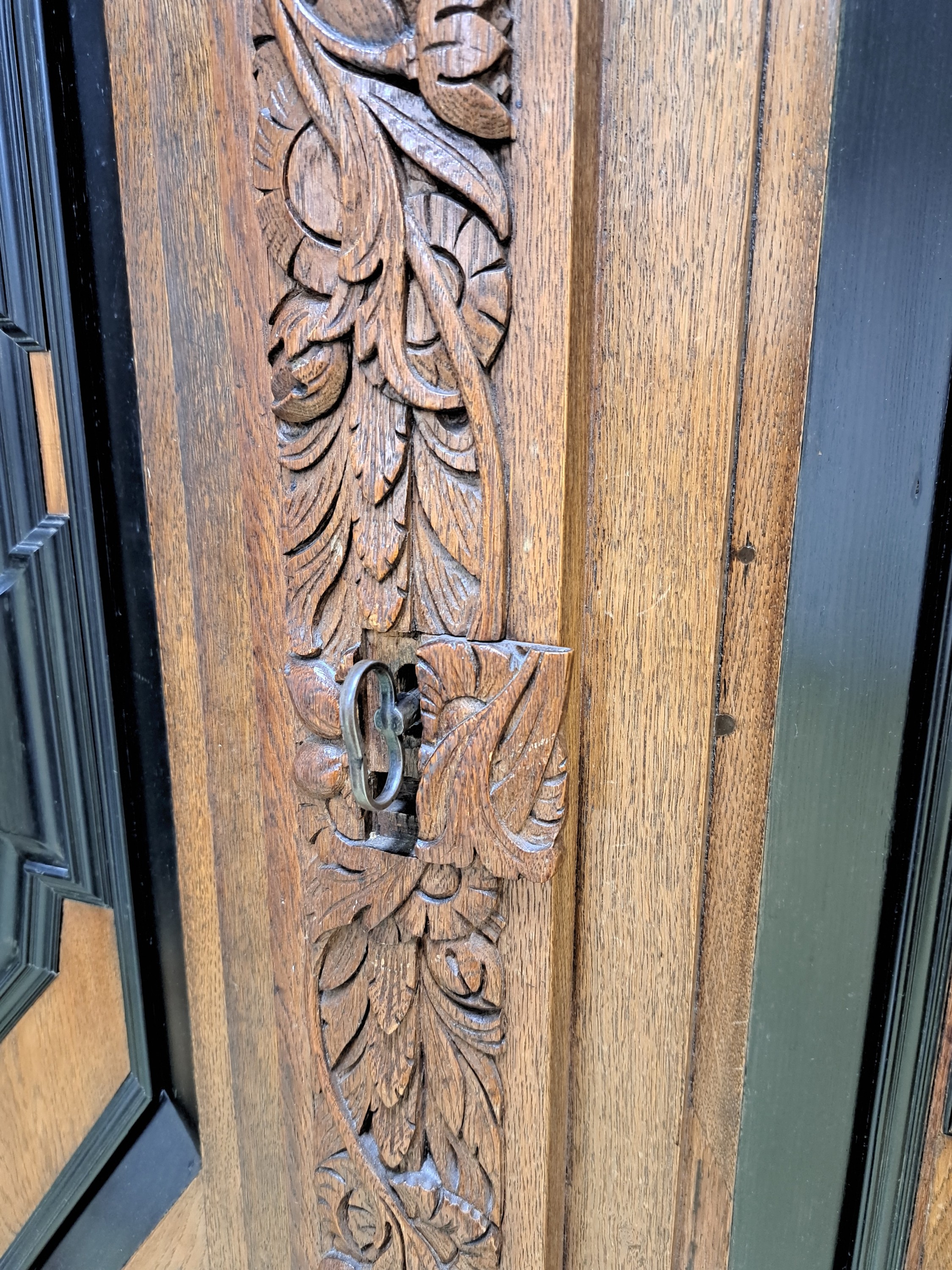 Detail c: Hallenschrank, sog. "Hamburger Schapp", 18.Jh., Eiche, zweitürig, Seitenlisenen und Schlagleiste jeweils paarig mit erhabener ...