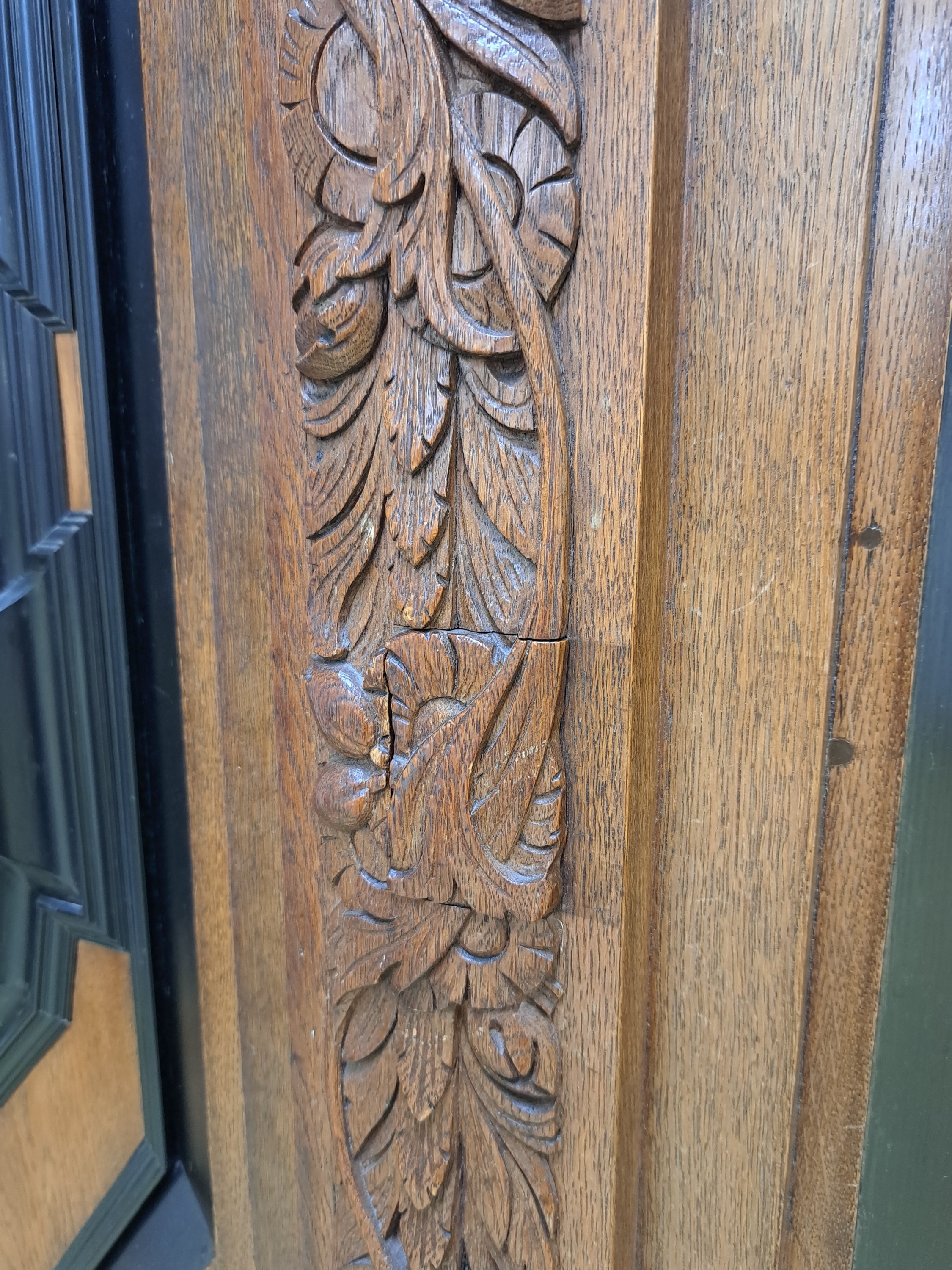 Detail d: Hallenschrank, sog. "Hamburger Schapp", 18.Jh., Eiche, zweitürig, Seitenlisenen und Schlagleiste jeweils paarig mit erhabener ...