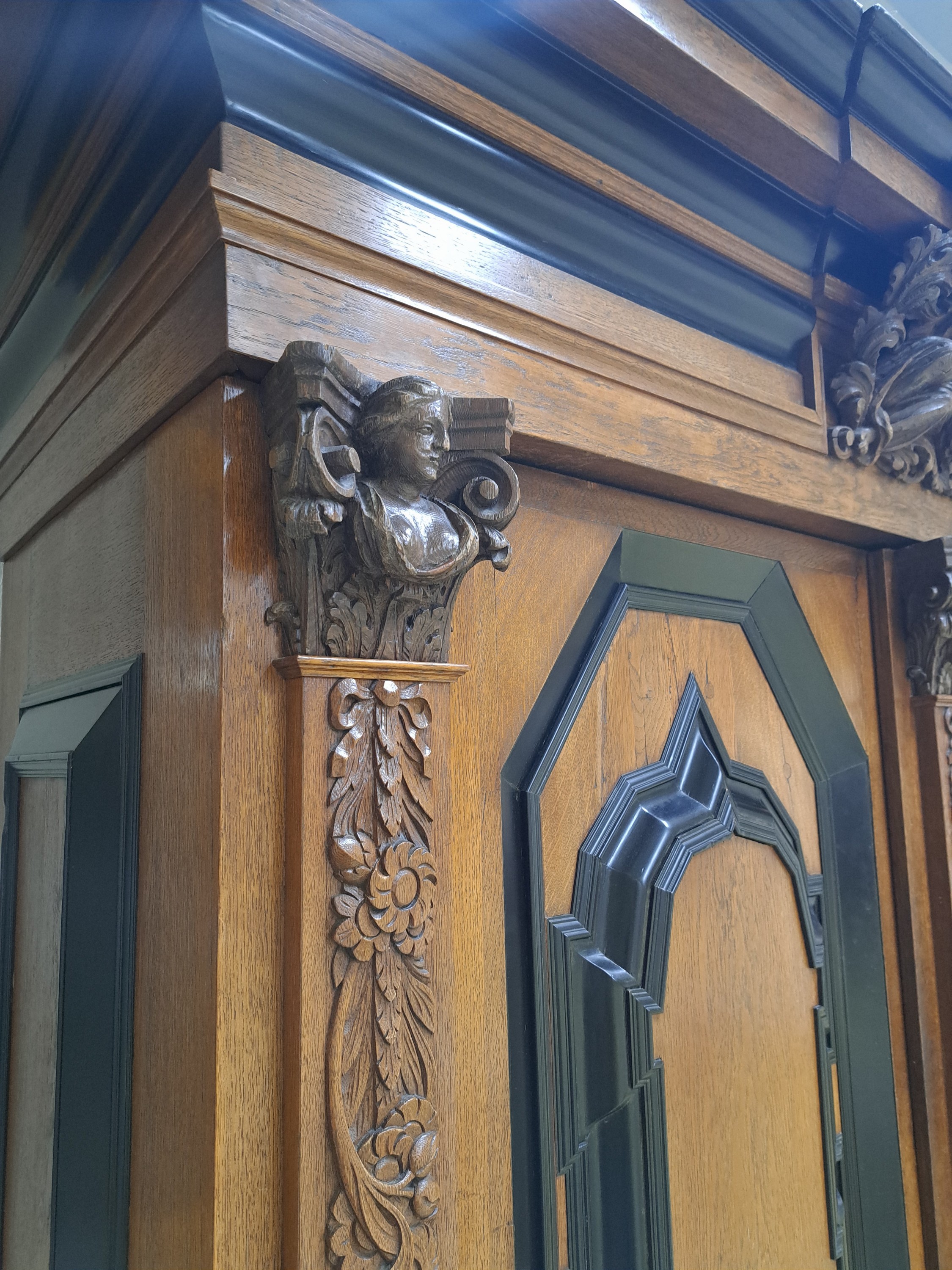 Detail e: Hallenschrank, sog. "Hamburger Schapp", 18.Jh., Eiche, zweitürig, Seitenlisenen und Schlagleiste jeweils paarig mit erhabener ...