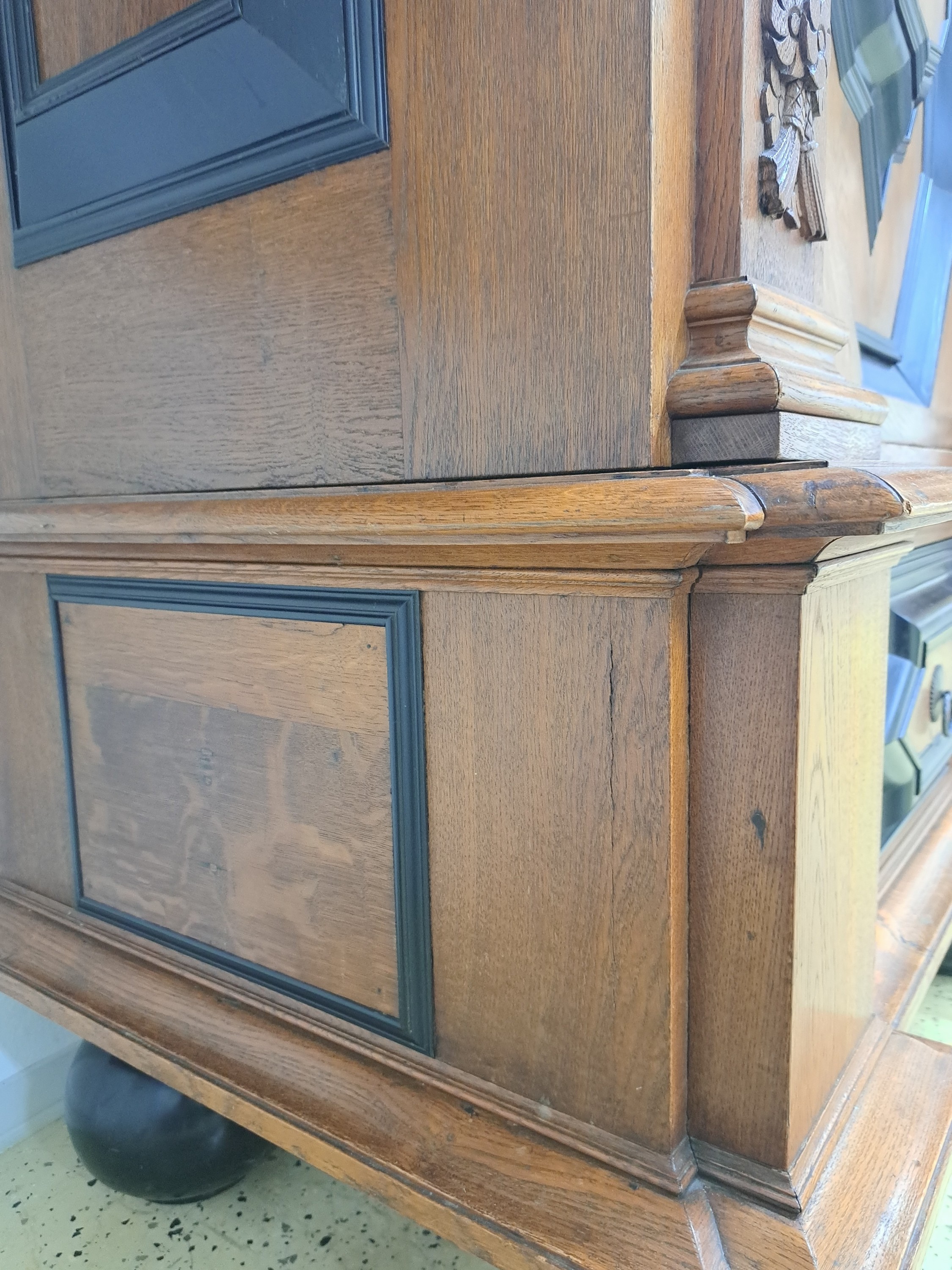 Detail h: Hallenschrank, sog. "Hamburger Schapp", 18.Jh., Eiche, zweitürig, Seitenlisenen und Schlagleiste jeweils paarig mit erhabener ...