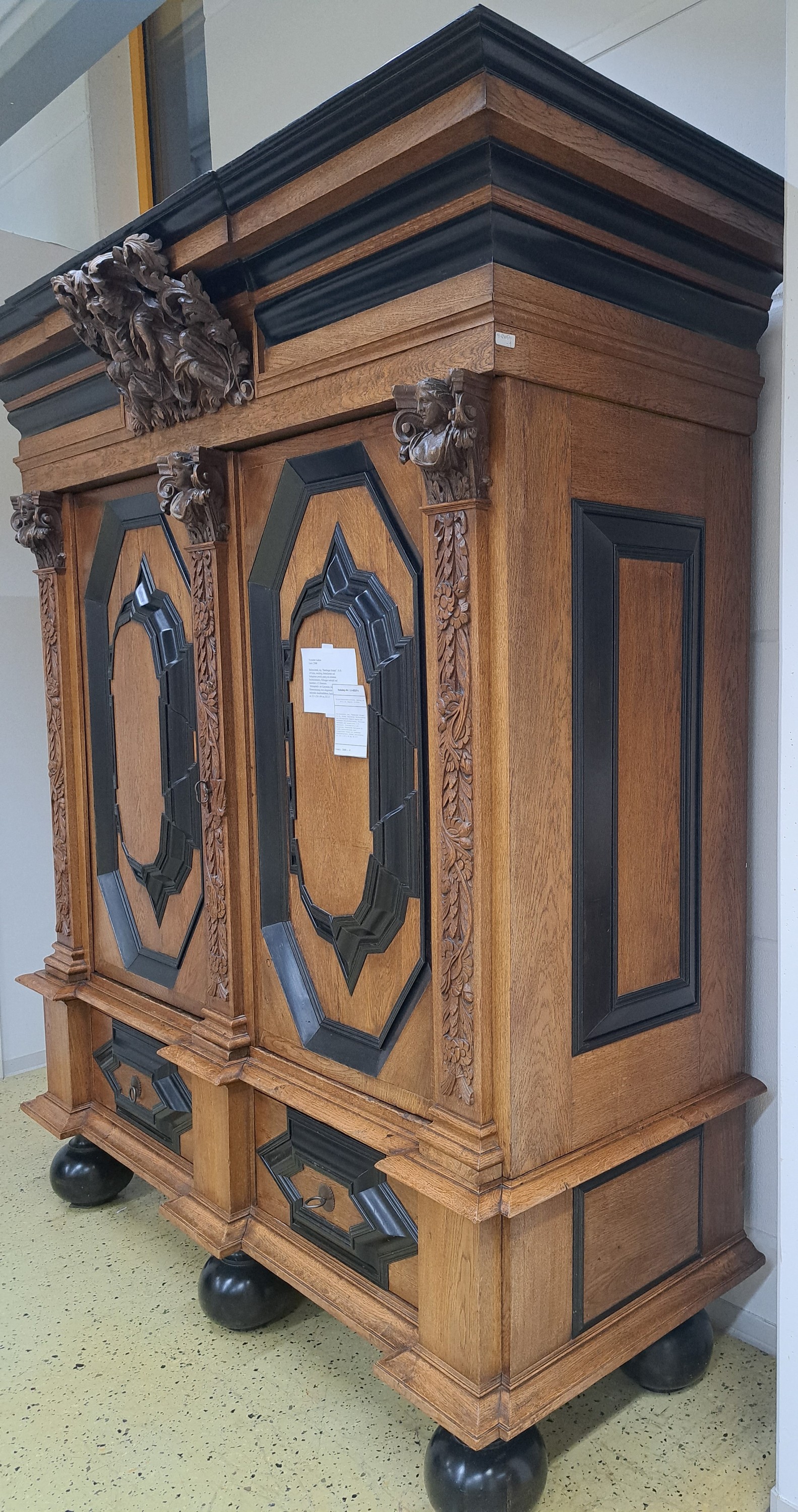 Detail i: Hallenschrank, sog. "Hamburger Schapp", 18.Jh., Eiche, zweitürig, Seitenlisenen und Schlagleiste jeweils paarig mit erhabener ...