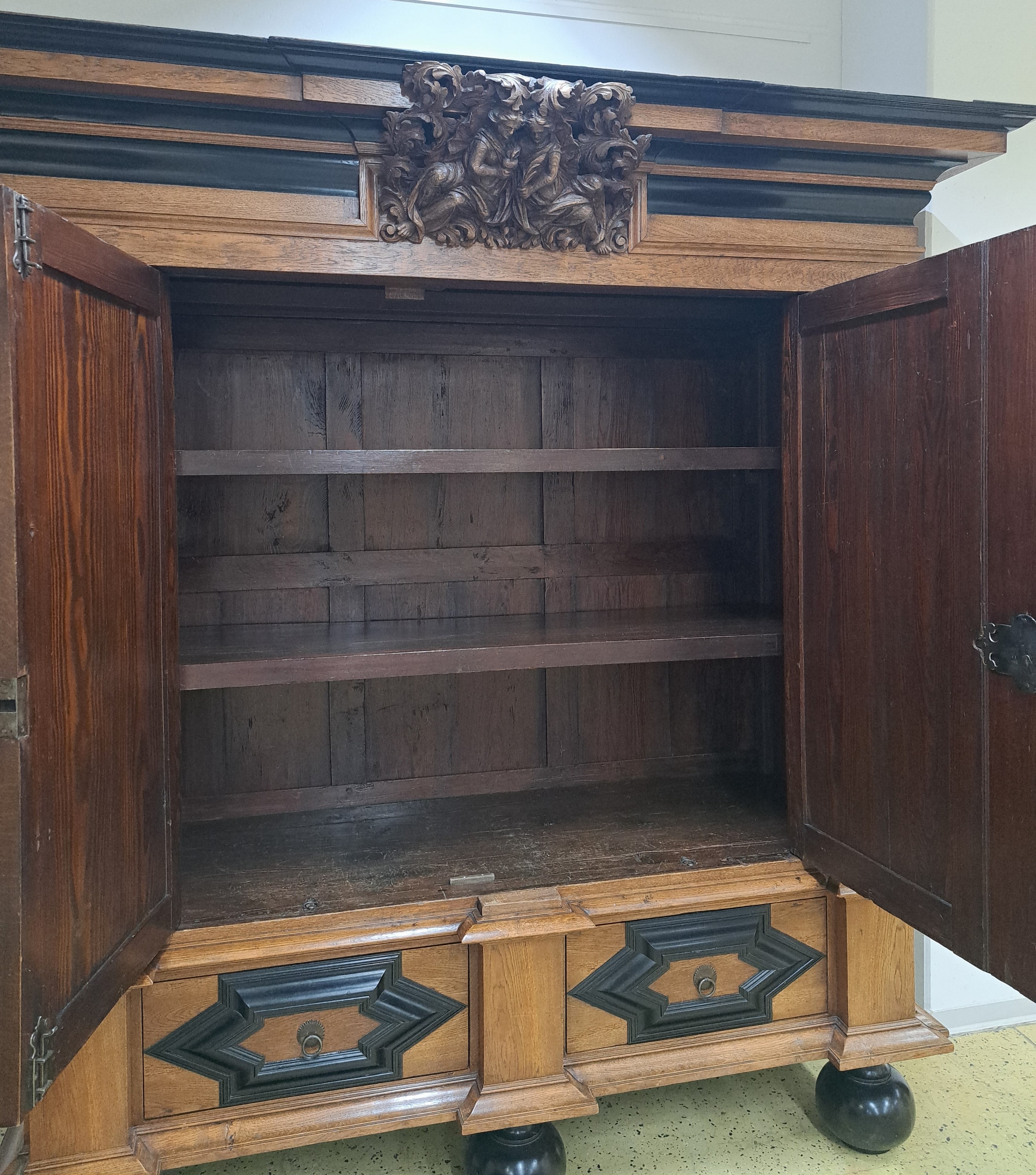 Detail j: Hallenschrank, sog. "Hamburger Schapp", 18.Jh., Eiche, zweitürig, Seitenlisenen und Schlagleiste jeweils paarig mit erhabener ...