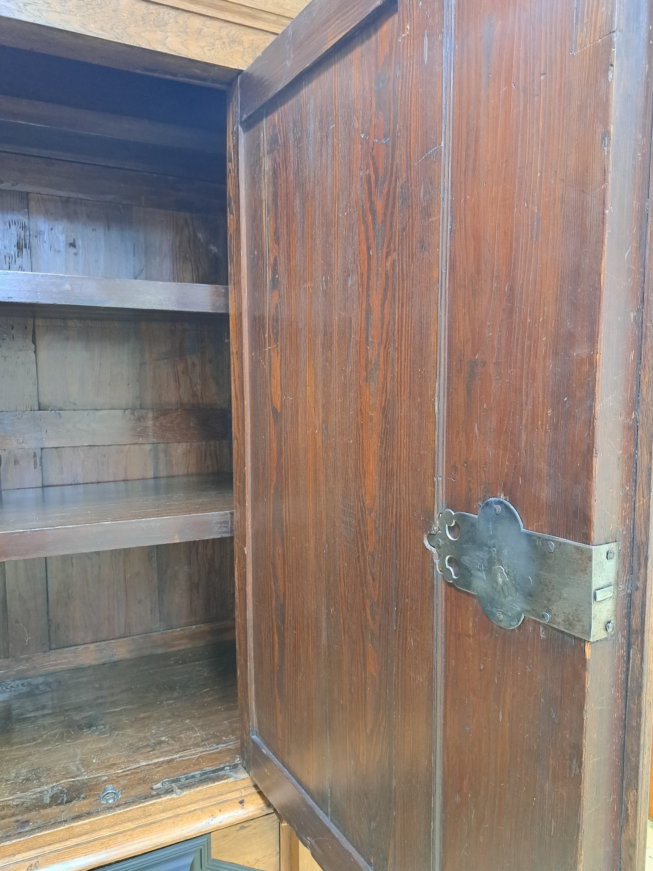 Detail k: Hallenschrank, sog. "Hamburger Schapp", 18.Jh., Eiche, zweitürig, Seitenlisenen und Schlagleiste jeweils paarig mit erhabener ...