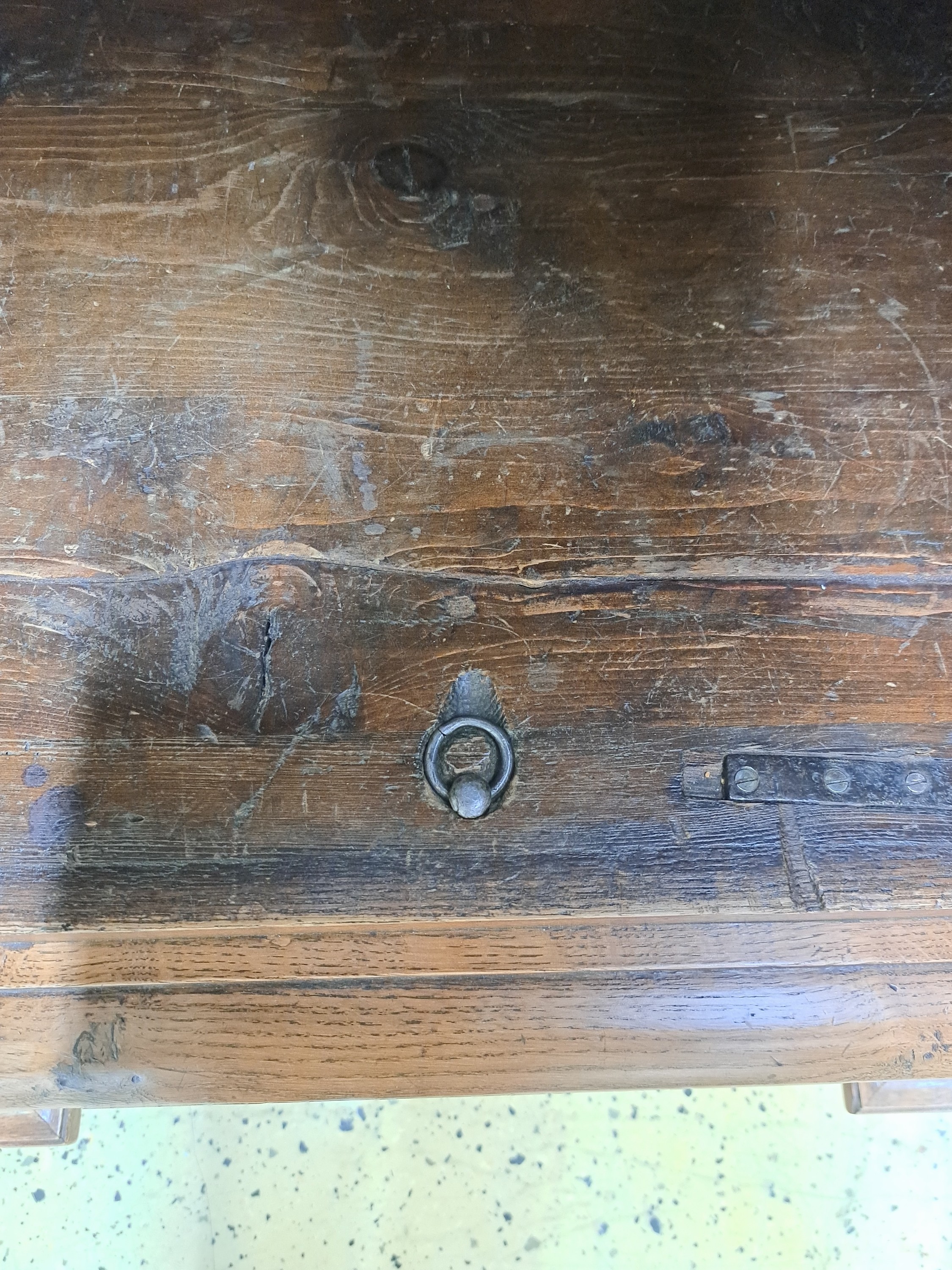 Detail m: Hallenschrank, sog. "Hamburger Schapp", 18.Jh., Eiche, zweitürig, Seitenlisenen und Schlagleiste jeweils paarig mit erhabener ...