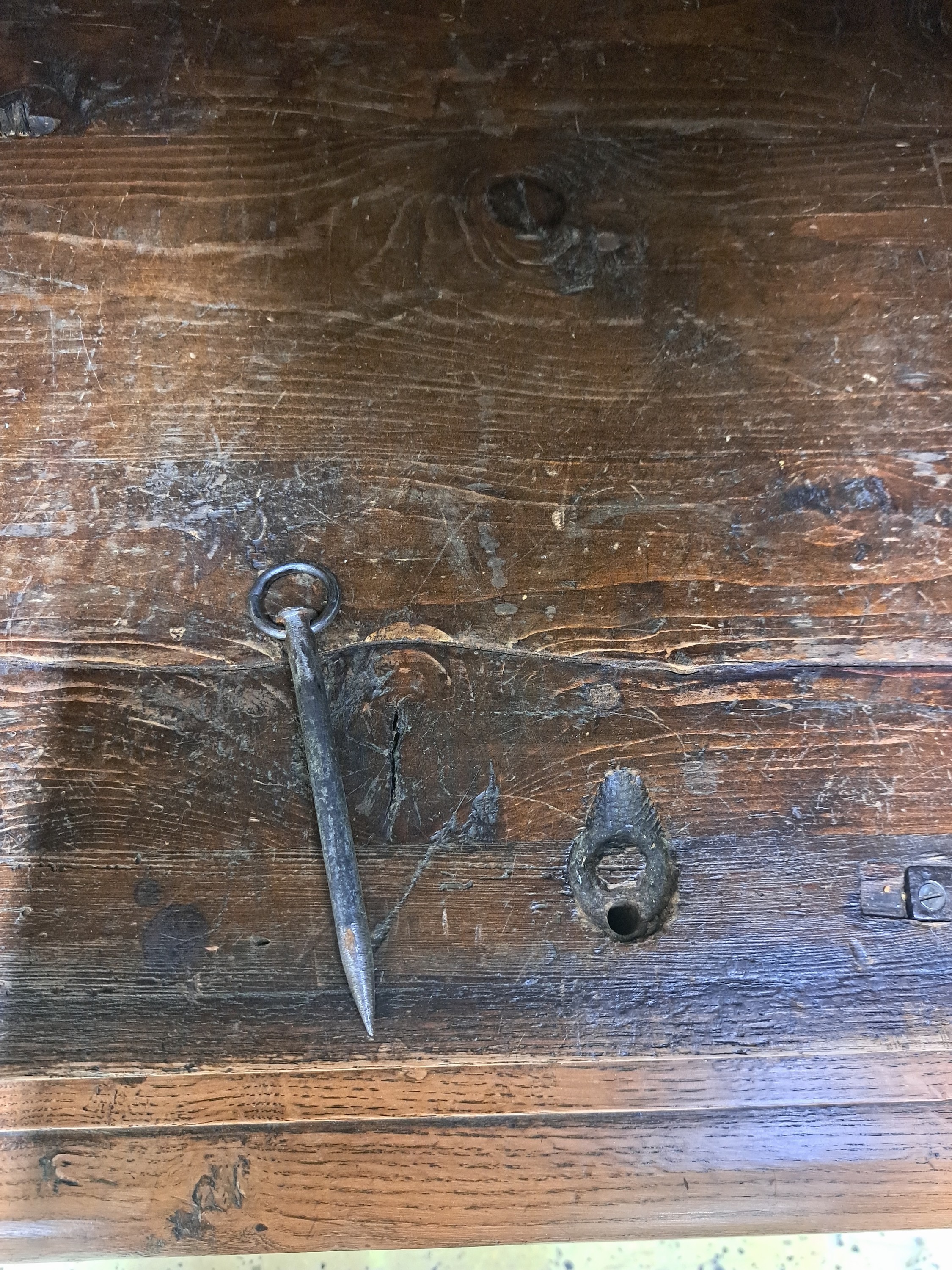 Detail n: Hallenschrank, sog. "Hamburger Schapp", 18.Jh., Eiche, zweitürig, Seitenlisenen und Schlagleiste jeweils paarig mit erhabener ...