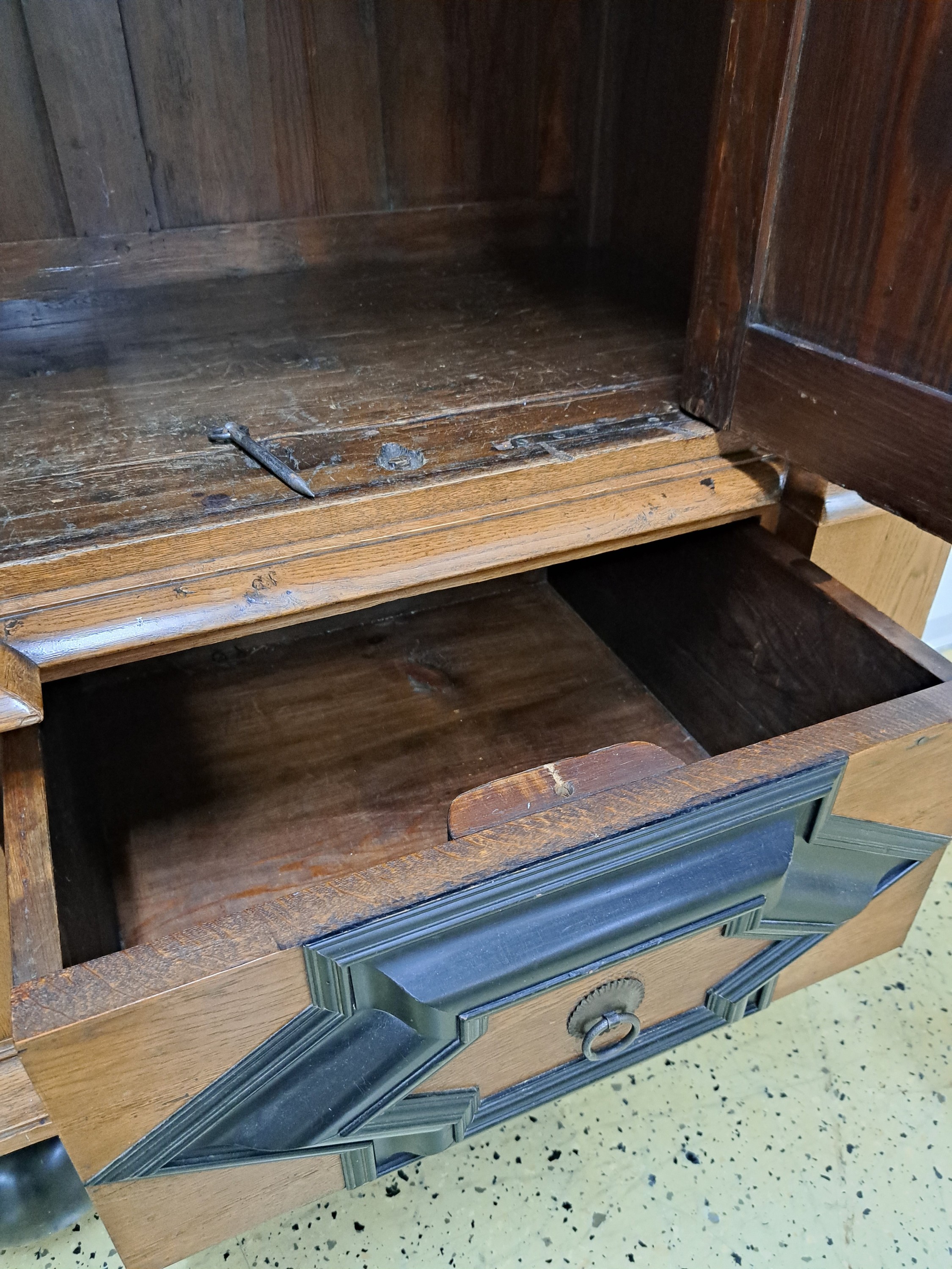 Detail o: Hallenschrank, sog. "Hamburger Schapp", 18.Jh., Eiche, zweitürig, Seitenlisenen und Schlagleiste jeweils paarig mit erhabener ...
