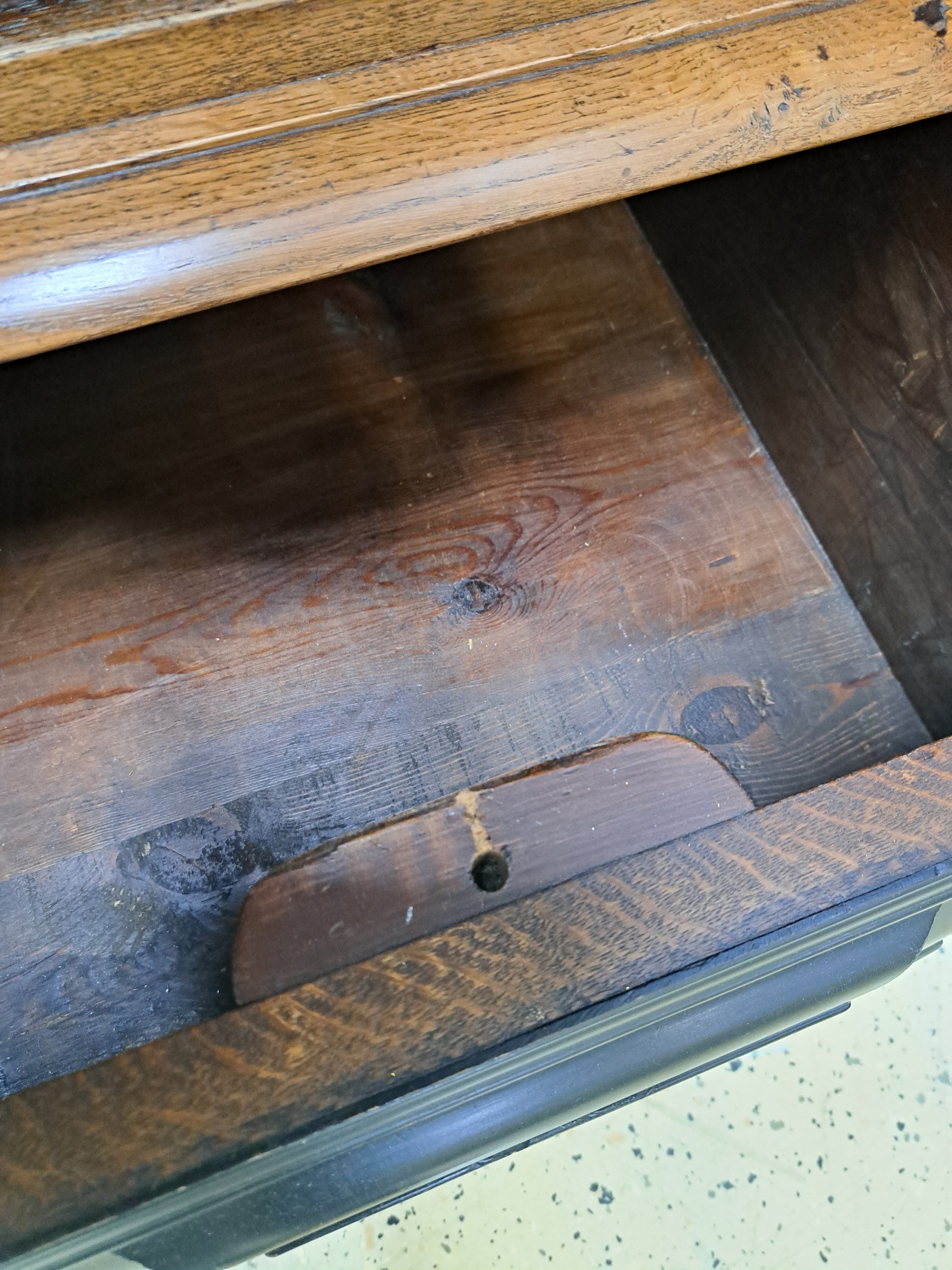 Detail p: Hallenschrank, sog. "Hamburger Schapp", 18.Jh., Eiche, zweitürig, Seitenlisenen und Schlagleiste jeweils paarig mit erhabener ...