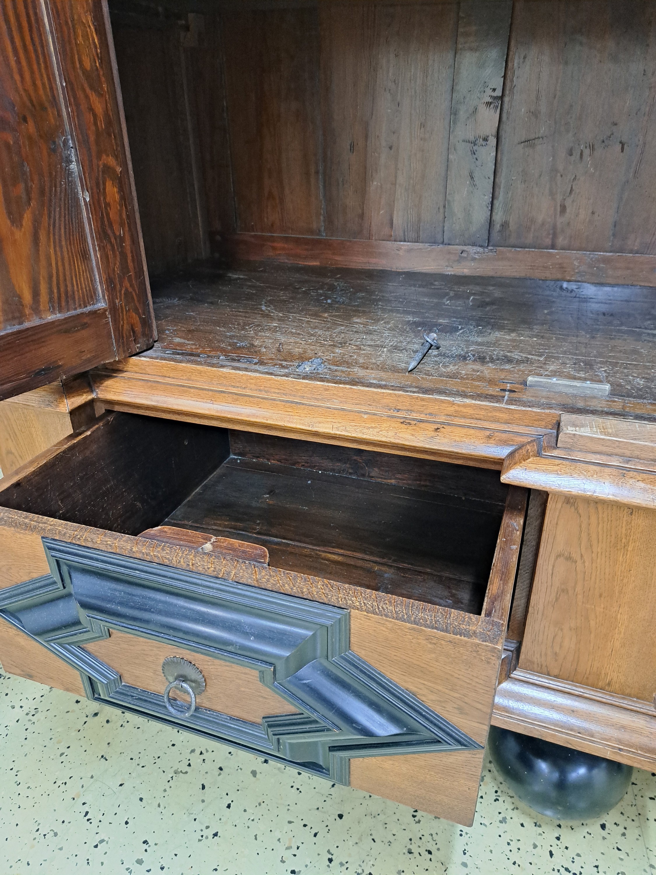 Detail q: Hallenschrank, sog. "Hamburger Schapp", 18.Jh., Eiche, zweitürig, Seitenlisenen und Schlagleiste jeweils paarig mit erhabener ...