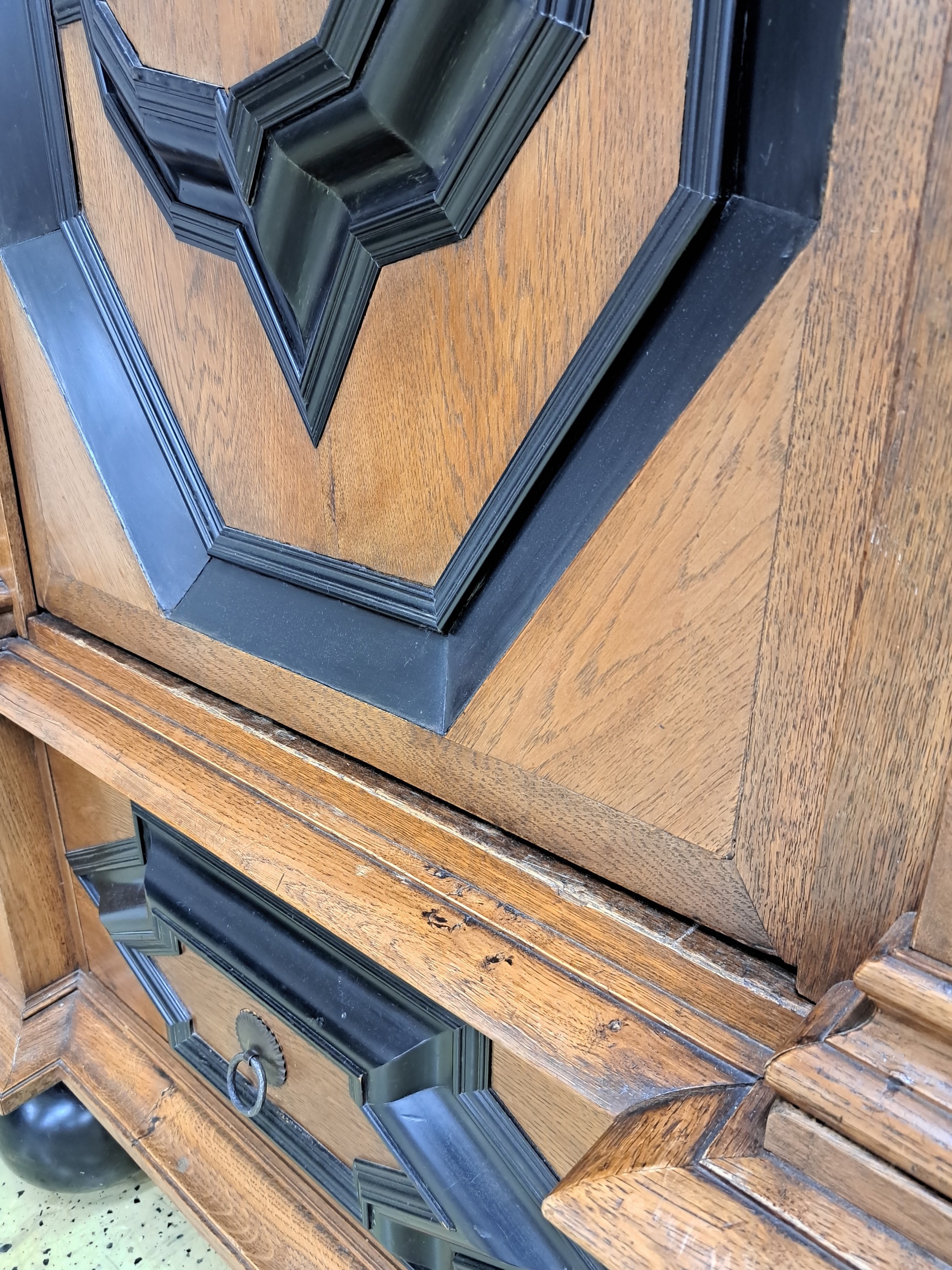 Detail r: Hallenschrank, sog. "Hamburger Schapp", 18.Jh., Eiche, zweitürig, Seitenlisenen und Schlagleiste jeweils paarig mit erhabener ...