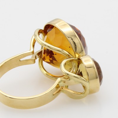 27006841a - Ring mit Citrinen, GG 750/000, 2 Citrine in versch. Farbtönen zus. ca. 22 ct, RW ca. 55 ...