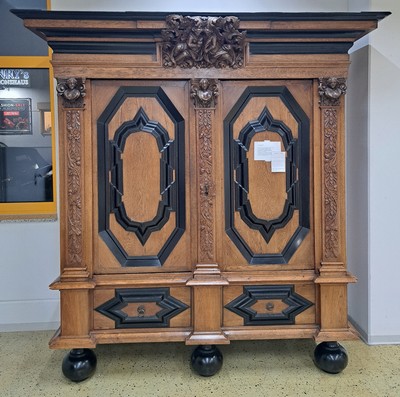 27006884a - Hallenschrank, sog. ´Hamburger Schapp´, 18.Jh., Eiche, zweitürig, Seitenlisenen und ...