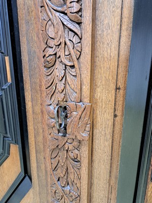 27006884c - Hallenschrank, sog. ´Hamburger Schapp´, 18.Jh., Eiche, zweitürig, Seitenlisenen und ...