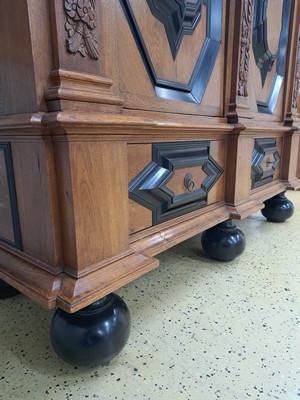 27006884f - Hallenschrank, sog. ´Hamburger Schapp´, 18.Jh., Eiche, zweitürig, Seitenlisenen und ...