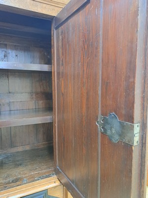 27006884k - Hallenschrank, sog. ´Hamburger Schapp´, 18.Jh., Eiche, zweitürig, Seitenlisenen und ...