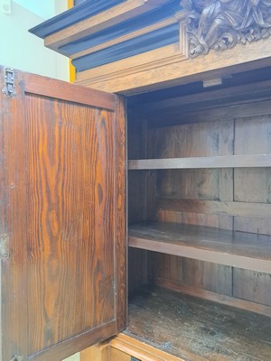 27006884l - Hallenschrank, sog. ´Hamburger Schapp´, 18.Jh., Eiche, zweitürig, Seitenlisenen und ...