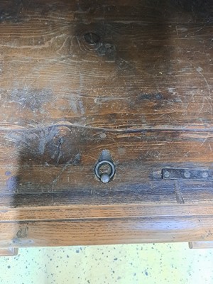 27006884m - Hallenschrank, sog. ´Hamburger Schapp´, 18.Jh., Eiche, zweitürig, Seitenlisenen und ...