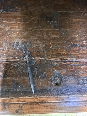 27006884n - Hallenschrank, sog. ´Hamburger Schapp´, 18.Jh., Eiche, zweitürig, Seitenlisenen und ...