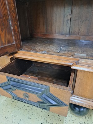 27006884q - Hallenschrank, sog. ´Hamburger Schapp´, 18.Jh., Eiche, zweitürig, Seitenlisenen und ...