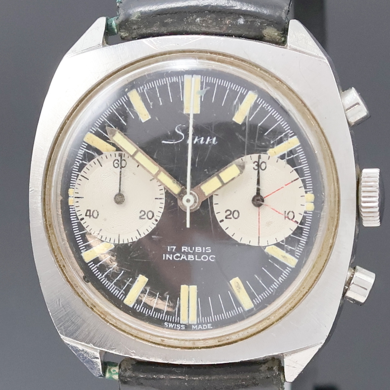 Detail a: SINN Armbandchronograph in Stahl, Schweiz um 1970, Handaufzug, Boden verschr., schwarzes Zifferbl. m. Leuchtind. u. Zeigern, silb. Hilfsblätter, 30 ...
