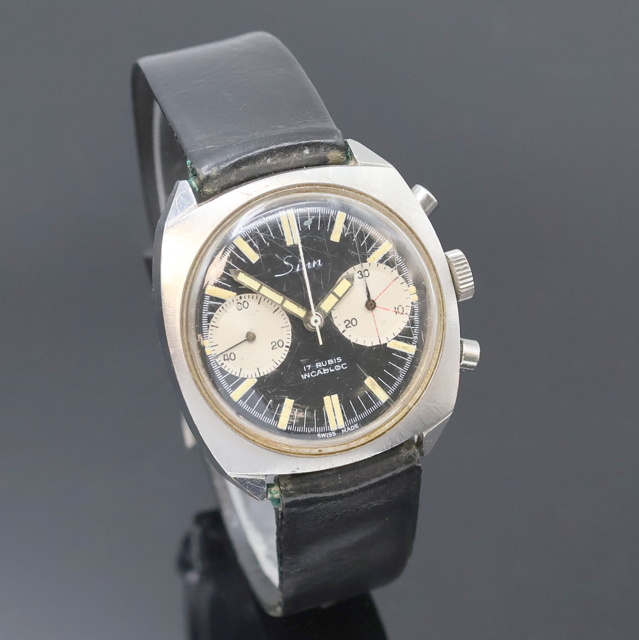 Detail b: SINN Armbandchronograph in Stahl, Schweiz um 1970, Handaufzug, Boden verschr., schwarzes Zifferbl. m. Leuchtind. u. Zeigern, silb. Hilfsblätter, 30 ...