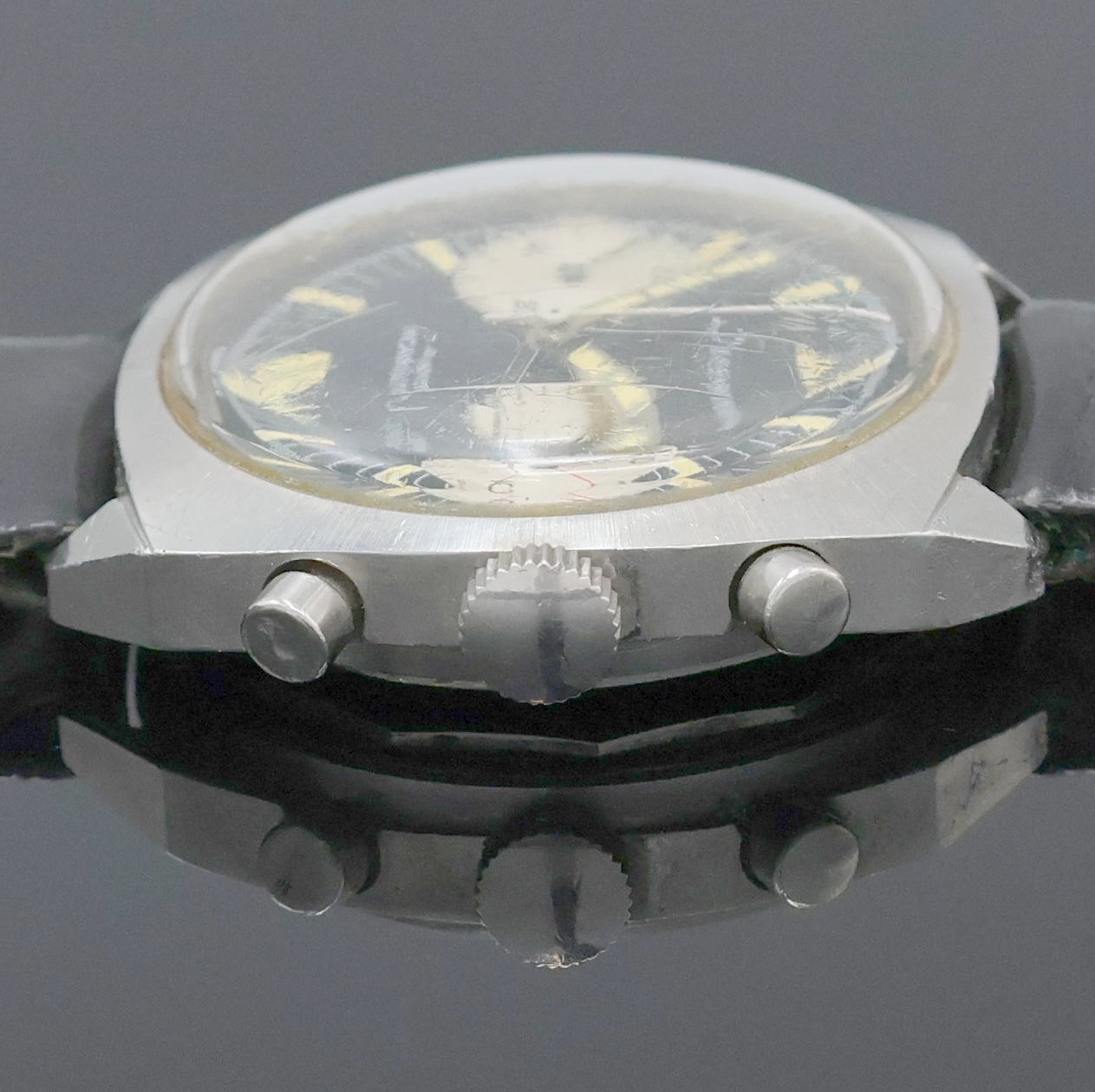 Detail c: SINN Armbandchronograph in Stahl, Schweiz um 1970, Handaufzug, Boden verschr., schwarzes Zifferbl. m. Leuchtind. u. Zeigern, silb. Hilfsblätter, 30 ...